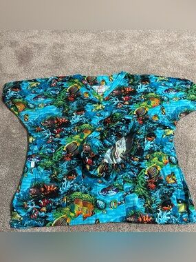 Women’s scrub top